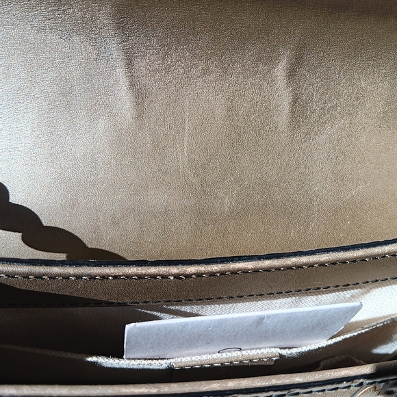 Gucci medium Emily gold embossed shoulder bag - Picture 7 of 16